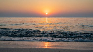 Renkli canlı okyanus plajı gün doğumu bir yaz günü boyunca.