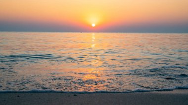 Renkli canlı okyanus plajı gün doğumu bir yaz günü boyunca.