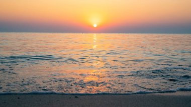 Renkli canlı okyanus plajı gün doğumu bir yaz günü boyunca.