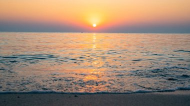 Renkli canlı okyanus plajı gün doğumu bir yaz günü boyunca.