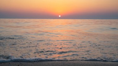 Renkli canlı okyanus plajı gün doğumu bir yaz günü boyunca.