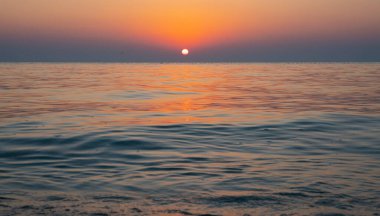 Renkli canlı okyanus plajı gün doğumu bir yaz günü boyunca.