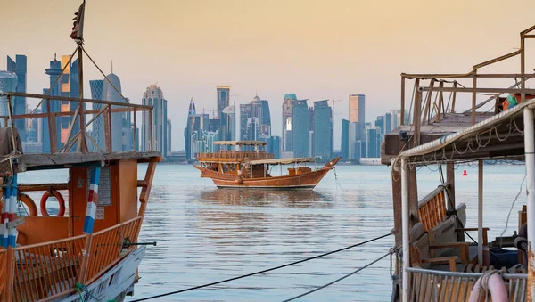 Tradizionale Arabo Dhow Barche Insieme Doha Skyline Focus Selettivo — Foto Stock