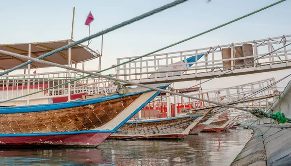 Tradiční Dhows Zaparkované Společně Dauhá Corniche Selektivní Zaměření — Stock fotografie