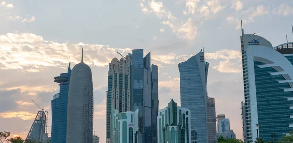 Qatar Capital Doha Skyline Com Arranha Céus Altos Edifícios Foco — Fotografia de Stock