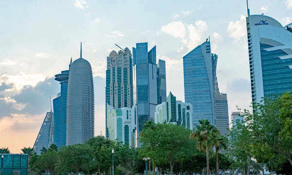 Qatar Capital Doha Skyline Com Arranha Céus Altos Edifícios Foco — Fotografia de Stock