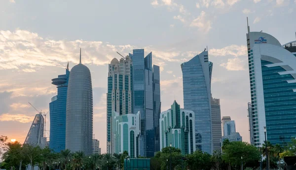 Qatar Capital Doha Skyline Com Arranha Céus Altos Edifícios Foco — Fotografia de Stock