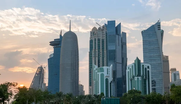 Qatar Capital Doha Skyline Com Arranha Céus Altos Edifícios Foco — Fotografia de Stock