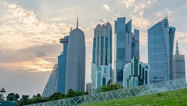Qatar Capital Doha Skyline Com Arranha Céus Altos Edifícios Foco — Fotografia de Stock