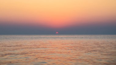 Renkli canlı okyanus plajı gün doğumu bir yaz günü boyunca.