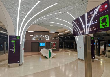 Doha, Katar - 29 Ekim 2020 - Katar metro istasyonu içi. doha metrosu