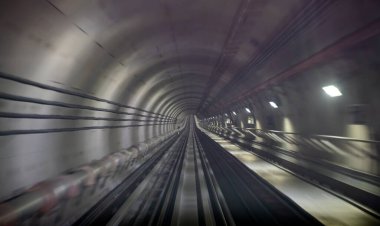 Bulanık etkiyle metro tünelinin tek yönlü yeraltı tüneli. odağını kaldır