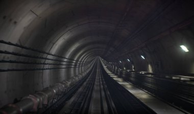 Bulanık etkiyle metro tünelinin tek yönlü yeraltı tüneli. odağını kaldır
