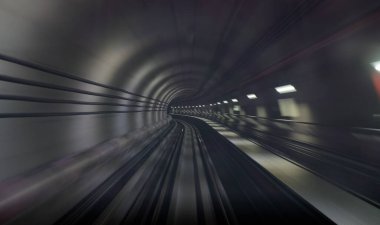 Bulanık etkiyle metro tünelinin tek yönlü yeraltı tüneli. odağını kaldır