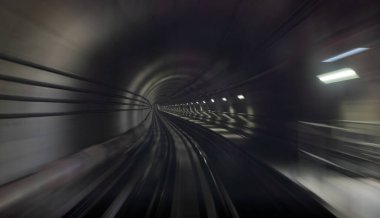 Bulanık etkiyle metro tünelinin tek yönlü yeraltı tüneli. odağını kaldır