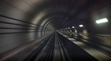 Bulanık etkiyle metro tünelinin tek yönlü yeraltı tüneli. odağını kaldır
