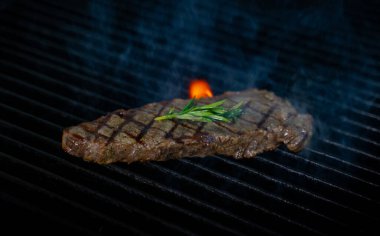 Striploin bifteği ızgarada kızarıyor..