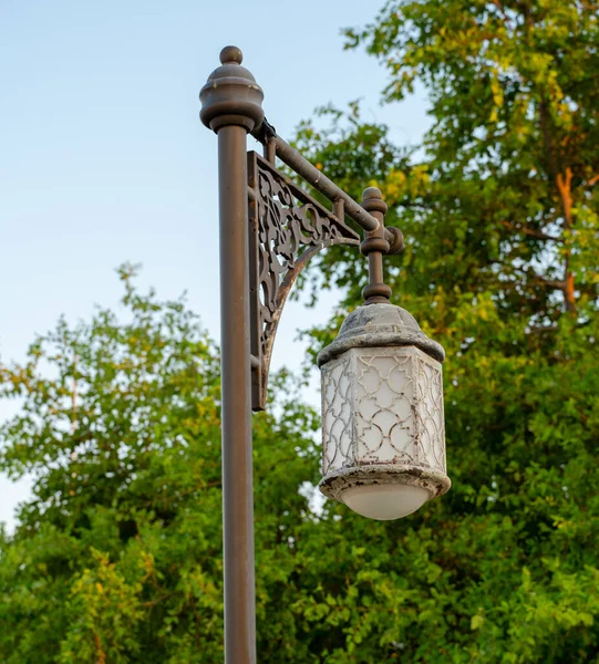 户外阿拉伯式悬挂灯罩背景图 — 图库照片