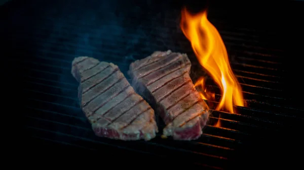 Dois Pedaços Carne Striploin Dicas Sobre Ser Grelhado Uma Churrasqueira — Fotografia de Stock