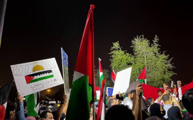 Doha, Katar - 16 Mayıs 2021 - Filistin 'e destek için İmam Muhammed bin Abdul Vahabi Camii' ndeki kampanya protestocuları.