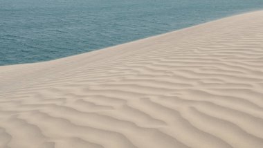 Katar 'daki çöl kum tepelerinde kum dalgalanması etkisi. seçici odak