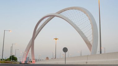 Doha, Katar - 26 Mayıs 2021: Doha şehrinde Al Wahda Köprüsü. 56 kemer köprüsü olarak bilinir. Seçici odak