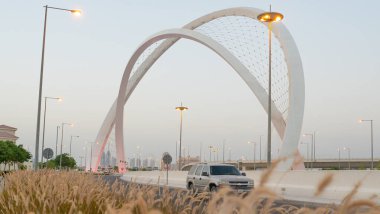 Doha, Katar - 26 Mayıs 2021: Doha şehrinde Al Wahda Köprüsü. 56 kemer köprüsü olarak bilinir. Seçici odak