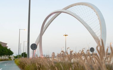 Doha, Katar - 26 Mayıs 2021: Doha şehrinde Al Wahda Köprüsü. 56 kemer köprüsü olarak bilinir. Seçici odak