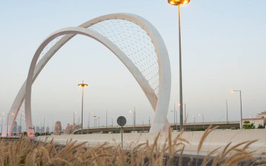 Doha, Katar - 26 Mayıs 2021: Doha şehrinde Al Wahda Köprüsü. 56 kemer köprüsü olarak bilinir. Seçici odak