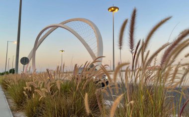 Doha, Katar - 26 Mart 2020: Al Wahda Köprüsü Şehrin En Uzun Anıtı. 56 kemer köprüsü olarak bilinir.