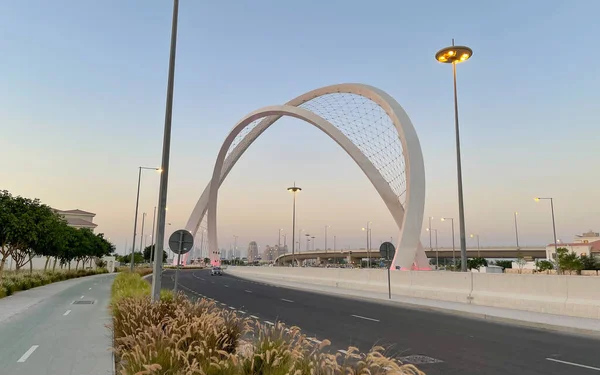 Doha Qatar Marzo 2020 Wahda Bridge Monumento Más Alto Ciudad Fotos De Stock Sin Royalties Gratis