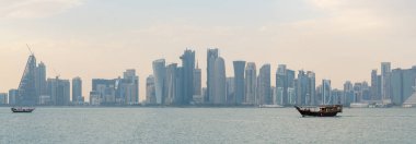 Akşam saatlerinde Doha şehir merkezinin ufuk çizgisi, Katar. Seçici odak