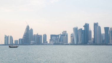 Akşam saatlerinde Doha şehir merkezinin ufuk çizgisi, Katar. Seçici odak