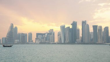 Akşam saatlerinde Doha şehir merkezinin ufuk çizgisi, Katar. Seçici odak