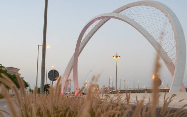 Doha, Katar - 26 Mayıs 2021: Doha şehrinde Al Wahda Köprüsü. 56 kemer köprüsü olarak bilinir. Seçici odak