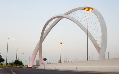 Doha, Katar - 26 Mayıs 2021: Doha şehrinde Al Wahda Köprüsü. 56 kemer köprüsü olarak bilinir. Seçici odak