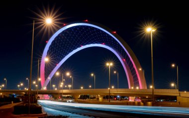 Doha, Katar - 26 Mayıs 2021: Doha şehrinde Al Wahda Köprüsü. 56 kemer köprüsü olarak bilinir. Seçici odak