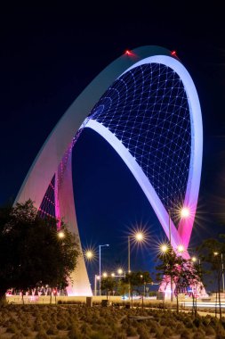 Doha, Katar - 26 Mayıs 2021: Doha şehrinde Al Wahda Köprüsü. 56 kemer köprüsü olarak bilinir. Seçici odak