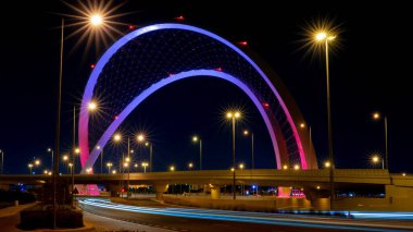Doha, Katar - 26 Mayıs 2021: Doha şehrinde Al Wahda Köprüsü. 56 kemer köprüsü olarak bilinir. Seçici odak