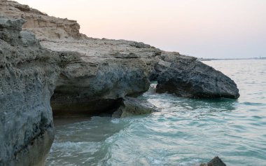 Jebel Fuwairit plajı, Katar 'da taş ve çakıl taşlı güzel bir plaj..