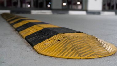 Park alanındaki asfalt yolda trafik güvenlik kasisi. Hız tümsekleri (veya hız kesiciler), bir trafik sakinleştirici cihaz ailesi için yaygın bir isimdir. Trafik güvenliği