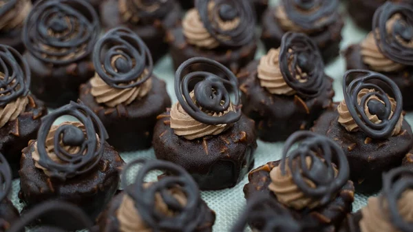 Viele Schokoladenkuchen Auf Blauem Hintergrund — Stockfoto