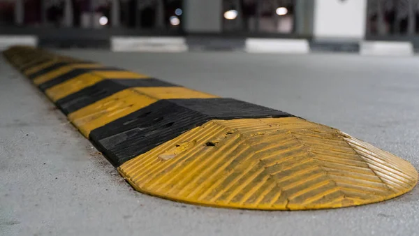 Park alanındaki asfalt yolda trafik güvenlik kasisi. Hız tümsekleri (veya hız kesiciler), bir trafik sakinleştirici cihaz ailesi için yaygın bir isimdir. Trafik güvenliği