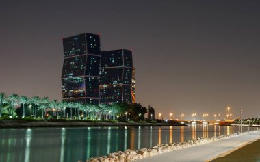 Lusail, gün batımında Katar 'ın gelişmekte olan yeni şehrinin rıhtımı.