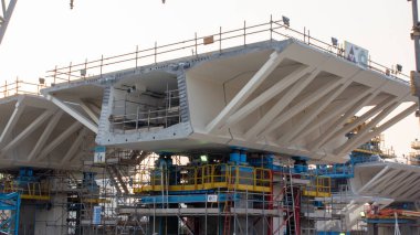 12 Ekim 2020 - Doha, Katar: Otoyol köprülerinin inşaatı. Seçici odak