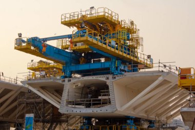 12 Ekim 2020 - Doha, Katar: Otoyol köprülerinin inşaatı. Seçici odak