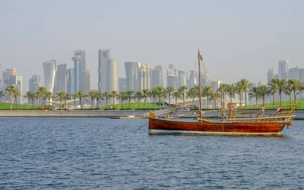 Qatar Skyline Samen Met Een Qatar Traditionele Dhow Selectieve Focus — Stockfoto
