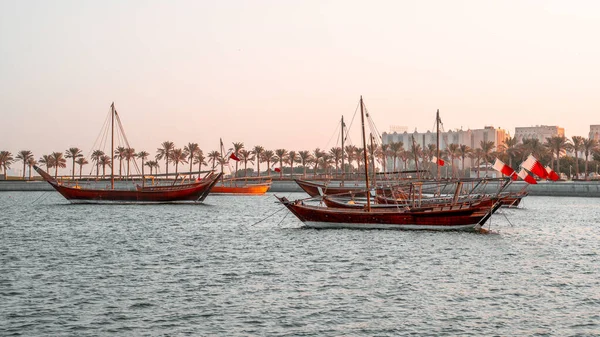 Qatar Skyline Samen Met Een Qatar Traditionele Dhow Selectieve Focus — Stockfoto