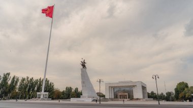 Bishek, Kırgızistan - Ekim 17.2025: Kırgızistan Ulusal Bayrağı Özgürlük Meydanı 'nda sallanıyor