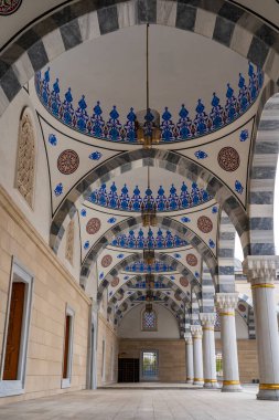 Açıklama: Bişkek, Kırgızistan 4 Ekim 2025: Beyaz kubbeleri, minareleri ve karmaşık İslami mimarisi olan Görkemli Merkez Cami.